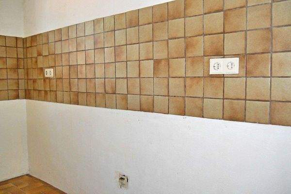 Küche mit Strom- und Wasseranschluss