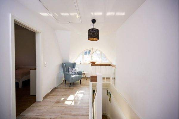 Lichtdurchfluteter Flur im Dachgeschoss