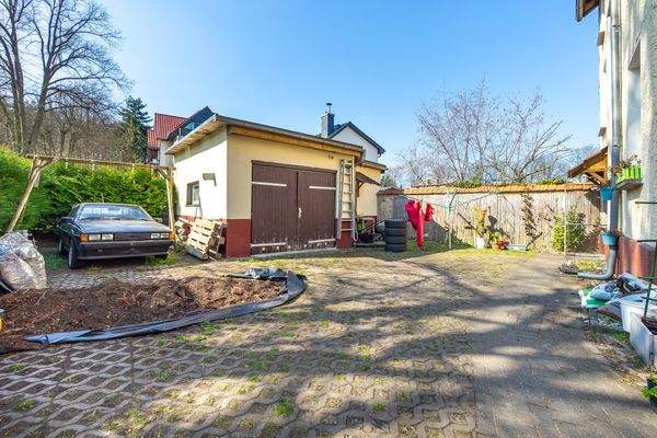 Garage und Außenstellplatz