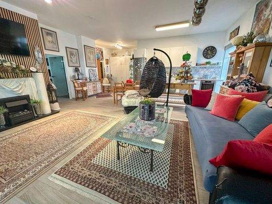 Großzügiger Wohnbereich mit integrierter Küche