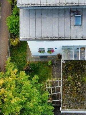 Eingangsbereich mit Garten und Garage