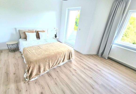 Großes Elternschlafzimmer mit Balkon zum Garten 