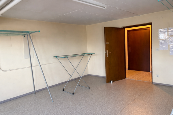 Wäschetrockenraum mit Zugang zum Garten