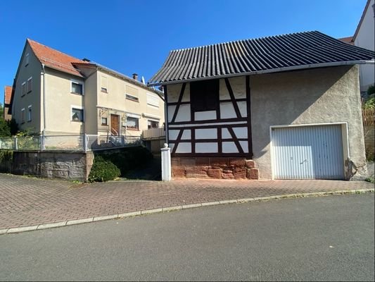 Hausansicht mit Garage