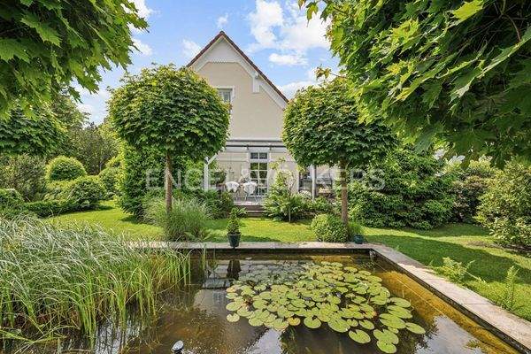 Gartenteich mit rückwärtiger Hausfront