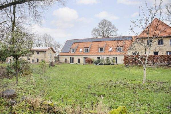 Außenansicht auf komplettes Wohnhaus