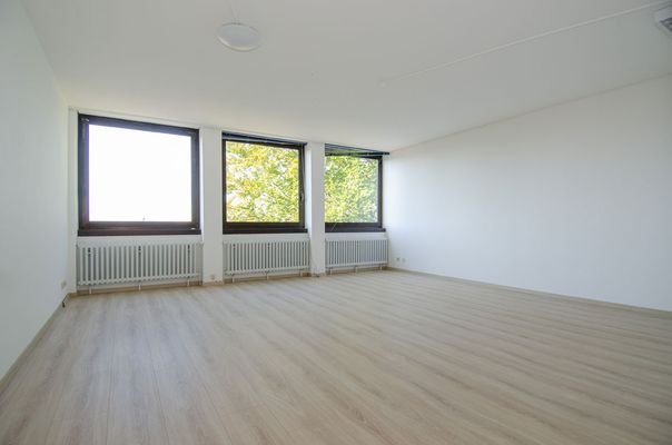 Auch 2. Büro große Fensterfront ...