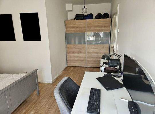 Arbeitszimmer mit Schreibtisch