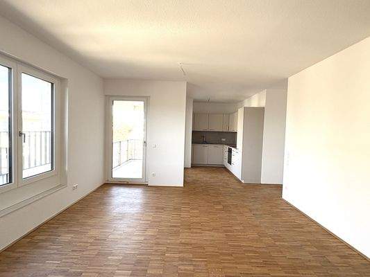 Wohn-/Essbereich mit Blick auf Einbauküche