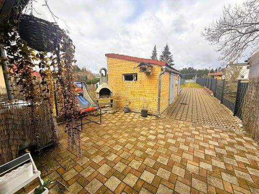 Gepflegter Hof mit Anbau.jpg