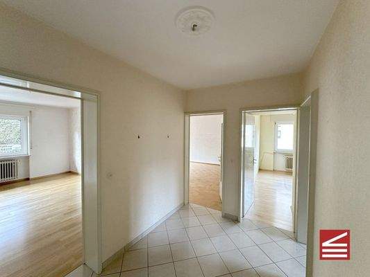 1-1536_01_Flur Blick Richtung Wohn- Esszimmer u. Kinderzimmer II