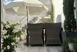 Terrasse mit Zugang zum Esszimmer und zum Erdgeschoss