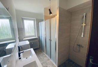Bad mit Duschkabinen