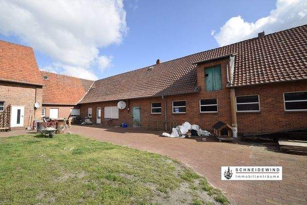 Schweinestall mit Wohnung links