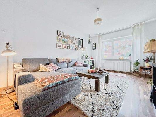 Das geräumige Wohnzimmer...