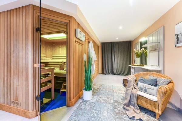 Sauna mit eigenem Bad, Ruhebereich und direktem Zugang zum See