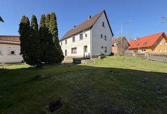 Hausansicht mit Garten