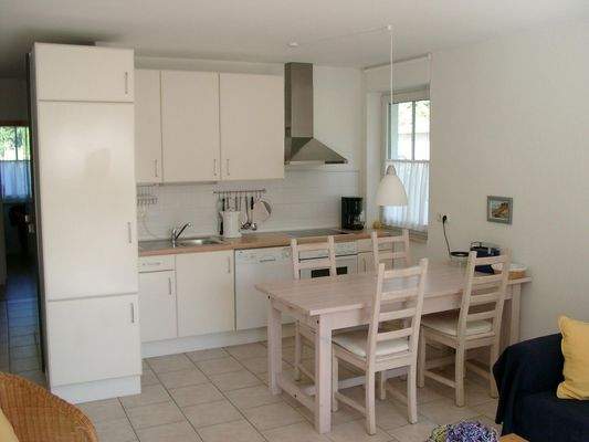 Küchenzeile mit Eßtisch