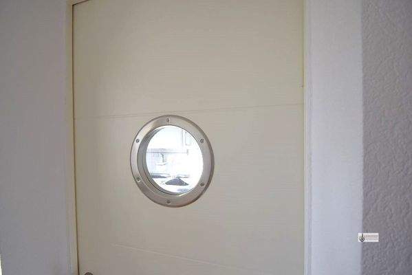 Maritimes Bullauge in der Küchentür