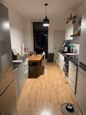 Küche mit Zugang zum Balkon