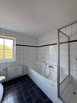 Helles Badezimmer mit Fenster