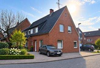 Hausansicht mit möglicher Gartengestaltung (KI)