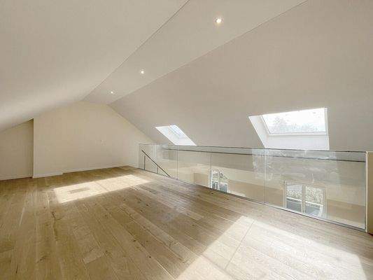 Andere Ansicht des großzügigen hellen Galeriebereiches