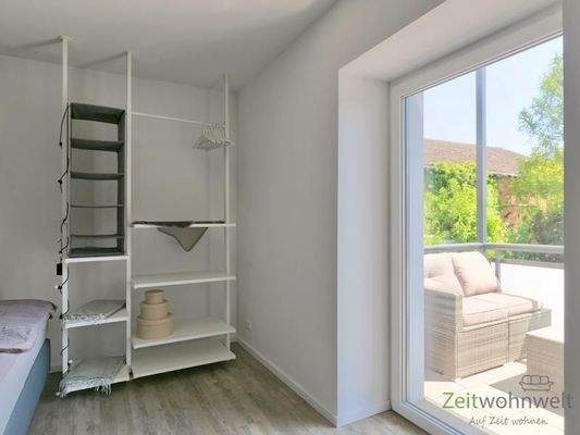 Bett-Wandregal und Balkonausgang