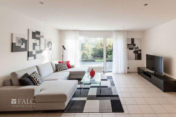 Wohnzimmer mit Gartenausgang - (KI generiert)