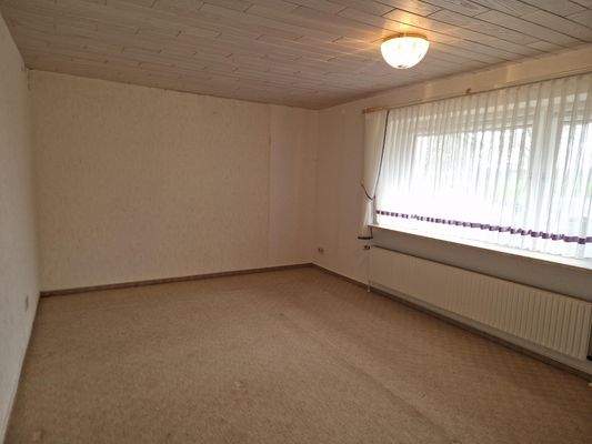 Zimmer- die große Fensterfront sorgt für einen tollen Lichteinfall