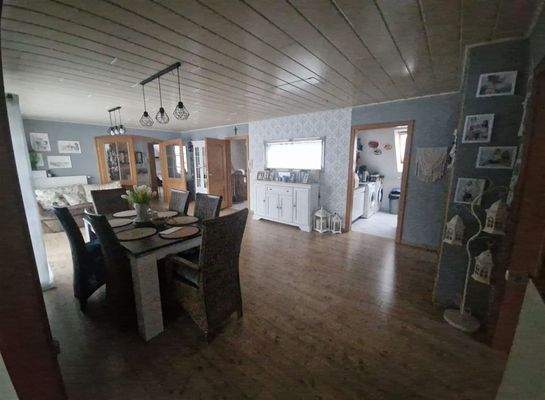 Wohn- und Essbereich mit Zugang Küche im OG