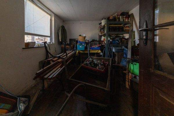 Abstellraum in der offenen Garage