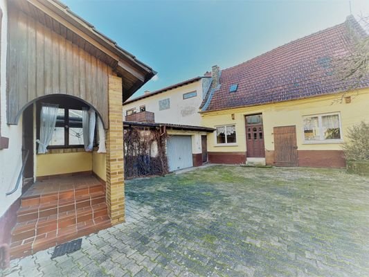 Innenhof mit Blick auf den Eingang und das Nebenge