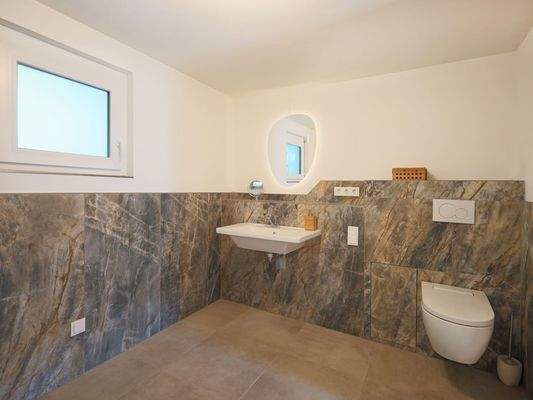 Geräumiges Badezimmer mit barrierefreier, hochwertiger Ausstattung und Fußbodenheizung