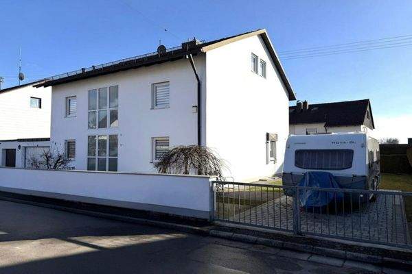 Außenansicht mit Stellplatz