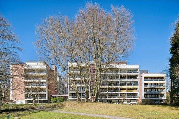 Hausansicht mit Parkanlage