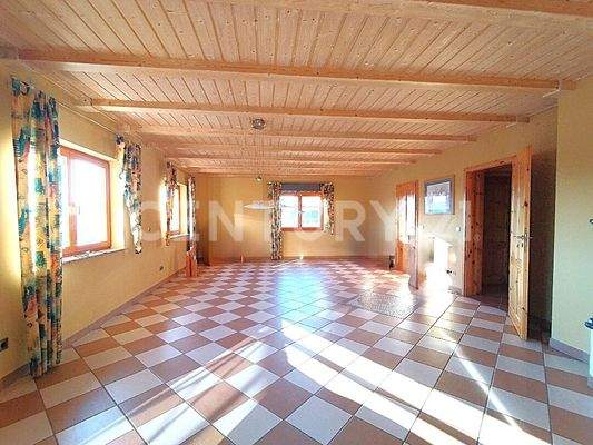 Der große Wohn- Essbereich in Blickrichtung Küche und Flur