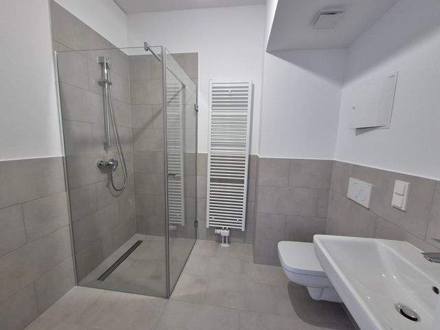 Wohnung mit EB- Küche - Erstbezug, Balkon u. Fußbodenheizung - Foto 3