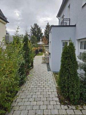 Weg zu privatem Spielplatz