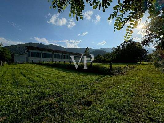 Scuderia con maneggio coperto