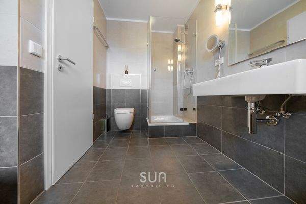 Tageslichtbad m. Dusche & Wanne