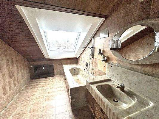 Hauptbad mit Badewanne