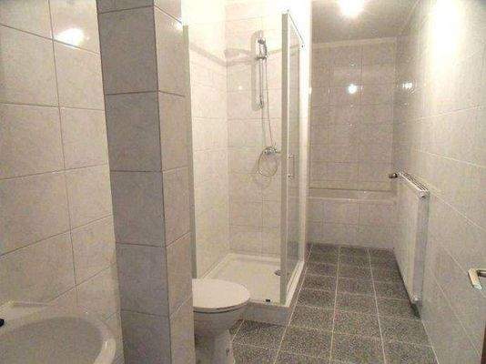 Bad mit Dusche und Wanne