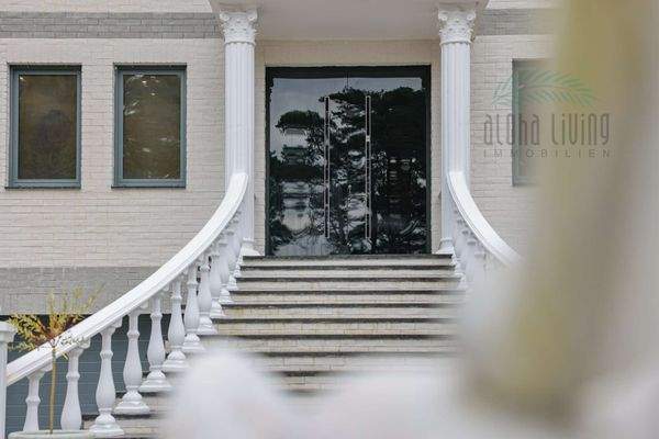 Eingang mit Sicherheitstür