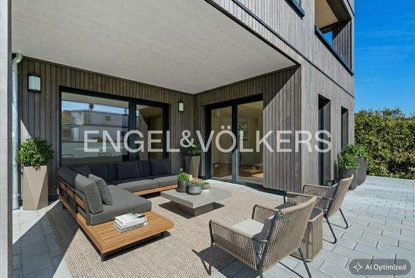 [KI-optimiertes Foto] Sonnige, überdachte Südterrasse mit 210m² Gartenanteil