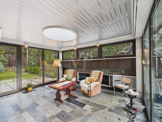 Wintergarten mit Blick in den Garten