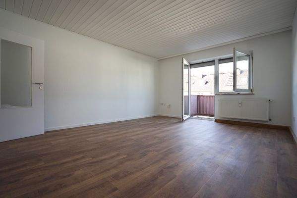 Helles Wohnzimmer mit Zugang zum sonnigen Balkon