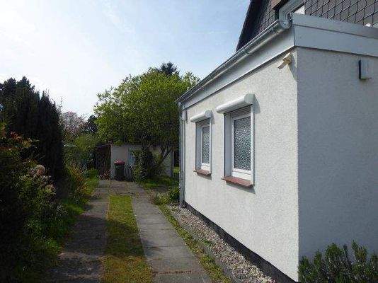 Eingangsbereich mit Stellplätzen