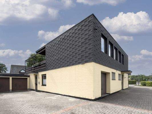 Seitenansicht des Wohnkubus mit Dachterasse