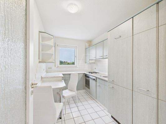 Zeitlose Küche mit allen Geräten